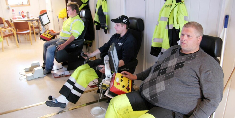 Slik jobber maskinførerne på Hjerkinn. Alt utstyret er likt som i maskinen de fører, bortsett fra at dumperne styres med joystick i stedet for ratt. Selv gass- og bremsepedal er på plass. Nærmest Morten Arne Nordbrenden, deretter Inge Brustuen og Kevin Trøan. Slik jobber maskinførerne på Hjerkinn. Alt utstyret er likt som i maskinen de fører, bortsett fra at dumperne styres med joystick i stedet for ratt. Selv gass- og bremsepedal er på plass. Nærmest Morten Arne Nordbrenden, deretter Inge Brustuen og Kevin Trøan.