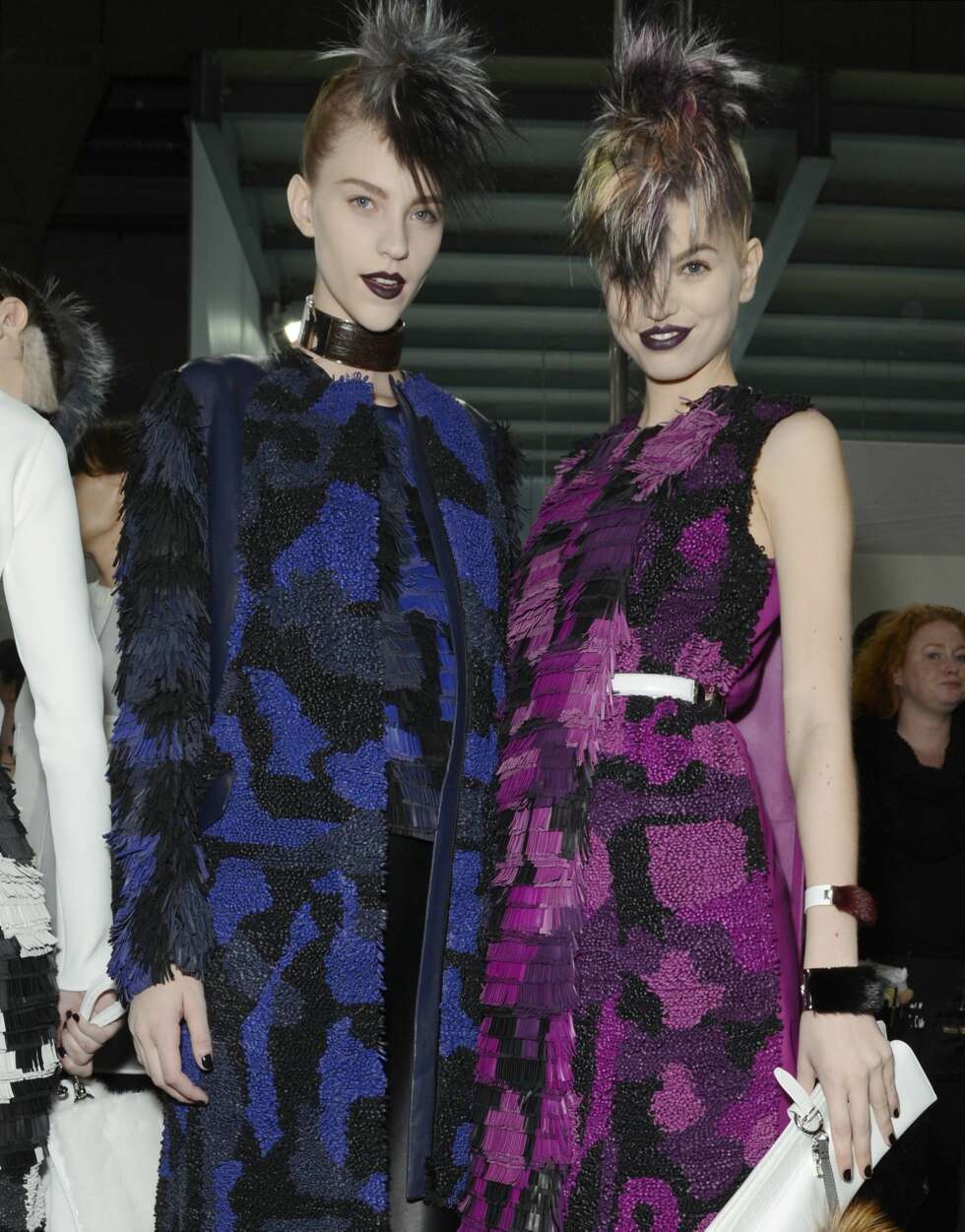 FENDI: Hvis du virkelig vil skille deg ut med denne juvelfargetrenden, ta et tips fra Fendi og eksperimenter med spennende teksturer og mønstre. FENDI: Hvis du virkelig vil skille deg ut med denne juvelfargetrenden, ta et tips fra Fendi og eksperimenter med spennende teksturer og mønstre.