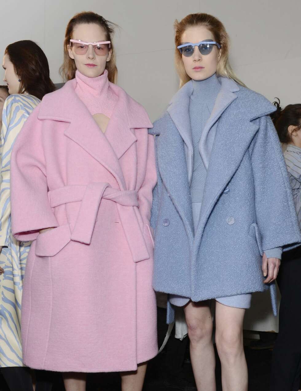 CARVEN: Oversize har fått ny betydning. Mormors gamle badekåpe? Nei da, disse løse kåpene blir siste skrik denne høsten. CARVEN: Oversize har fått ny betydning. Mormors gamle badekåpe? Nei da, disse løse kåpene blir siste skrik denne høsten.