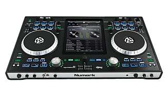 DJ: Numarks DJ-kontroller lar deg styre to iPod og mikse som en proff DJ. En litt stiv pris, men produsenten har også rimeligere alternativer. DJ: Numarks DJ-kontroller lar deg styre to iPod og mikse som en proff DJ. En litt stiv pris, men produsenten har også rimeligere alternativer.