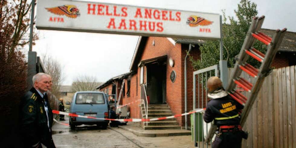 Dette er Aarhusenglenes klubbhus i Risskov. MC-interessen her er ikke hysterisk stor. Det koker ned til å tjene penger på kriminalitet. Bildet er tatt 7. april 2007, i anledning en brann ¿ trolig påsatt av et ekskludert medlem, hvilket ikke understøtter mottoet AFFA ¿ Angel Forever, Forever Angel. Dette er Aarhusenglenes klubbhus i Risskov. MC-interessen her er ikke hysterisk stor. Det koker ned til å tjene penger på kriminalitet. Bildet er tatt 7. april 2007, i anledning en brann ¿ trolig påsatt av et ekskludert medlem, hvilket ikke understøtter mottoet AFFA ¿ Angel Forever, Forever Angel.
