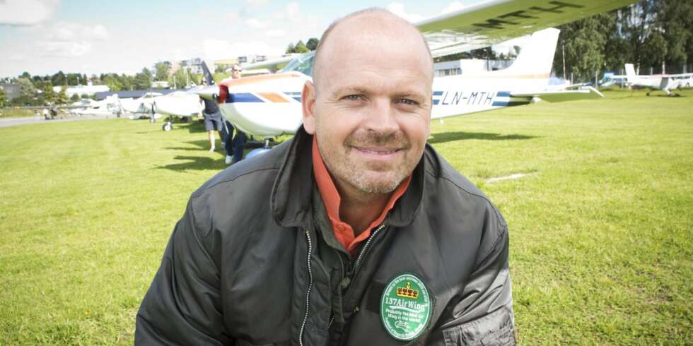 TOK GREP: Flyskrekken til Tommy Steine er mindre etter at han tok flysertifikat. - Men hvis jeg flyr langt med ukjente flyselskaper, og det er dårlig vær - da er jeg livredd, sier han til Her og Nå. TOK GREP: Flyskrekken til Tommy Steine er mindre etter at han tok flysertifikat. - Men hvis jeg flyr langt med ukjente flyselskaper, og det er dårlig vær - da er jeg livredd, sier han til Her og Nå.