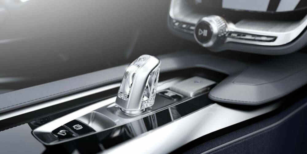 FINPUSSET: Innslag av naturlig eldet tre og bearbeidete metalldetaljer. FOTO: Volvo FINPUSSET: Innslag av naturlig eldet tre og bearbeidete metalldetaljer. FOTO: Volvo