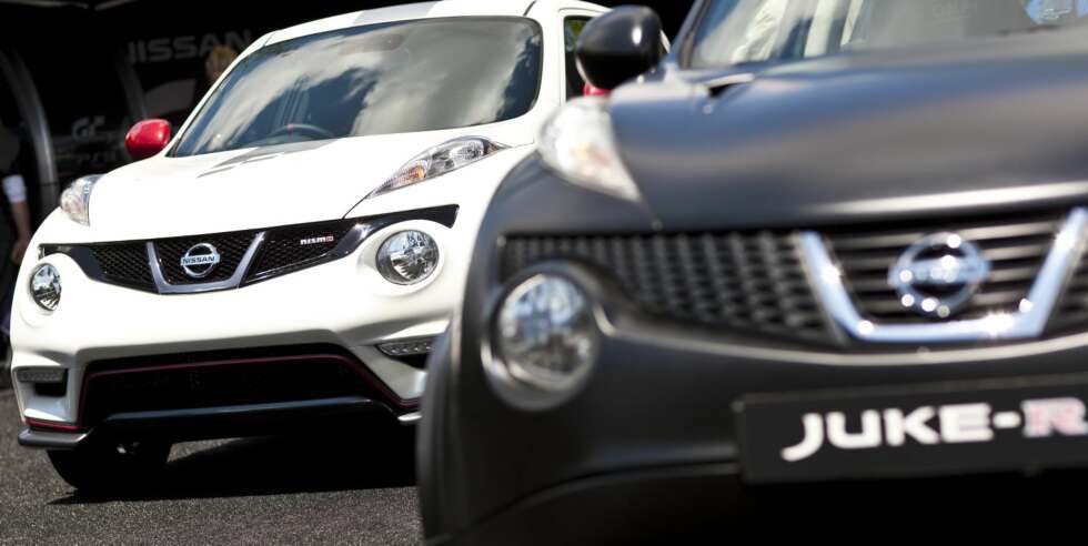 SNILLERE: Nissan Juke Nismo er en tammere, billigere og langt mer tilgjengelig Juke-variant enn den langt heftigere og og svært dyre Juke-R (t.h.). FOTO: Nissan SNILLERE: Nissan Juke Nismo er en tammere, billigere og langt mer tilgjengelig Juke-variant enn den langt heftigere og og svært dyre Juke-R (t.h.). FOTO: Nissan