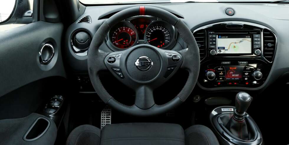 ALARM: Rød søm, rød startknapp og rød stripe oppe på rattet. FOTO: Nissan ALARM: Rød søm, rød startknapp og rød stripe oppe på rattet. FOTO: Nissan
