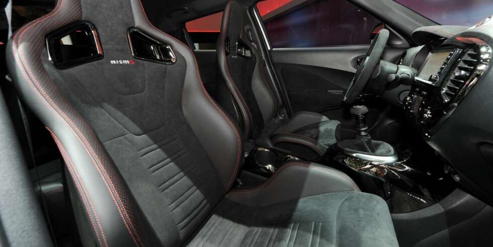 TA PLASS: Faste og klemmende, men likevel komfortable. Like bra som i noen superbiler. FOTO: Nissan TA PLASS: Faste og klemmende, men likevel komfortable. Like bra som i noen superbiler. FOTO: Nissan