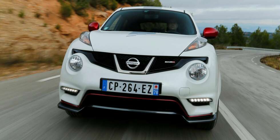 SPORTS-SUV: Med firehjulsdrift koster Nissan Juke Nismo litt over 400 000 kroner i Norge. Med 2WD koster den 50 000 korner mindre. Da får du en leken liten sak, som ikke setter banerekorder, men som gjør pendlingen litt morsommere. SPORTS-SUV: Med firehjulsdrift koster Nissan Juke Nismo litt over 400 000 kroner i Norge. Med 2WD koster den 50 000 korner mindre. Da får du en leken liten sak, som ikke setter banerekorder, men som gjør pendlingen litt morsommere.
