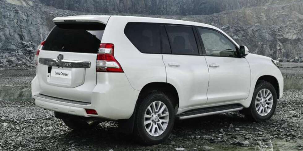 SER BAKOVER: Land Cruiser kan nå fås med Rear Cross Traffic Alert som varsler om kryssende trafikk ved rygging. FOTO: Sebastien Mauroy SER BAKOVER: Land Cruiser kan nå fås med Rear Cross Traffic Alert som varsler om kryssende trafikk ved rygging. FOTO: Sebastien Mauroy