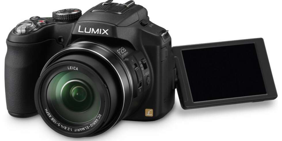 TUNGT: Panasonic FZ200 er et megazoomkamera med 24x optisk zoom og en vekt på over en halv kilo. TUNGT: Panasonic FZ200 er et megazoomkamera med 24x optisk zoom og en vekt på over en halv kilo.
