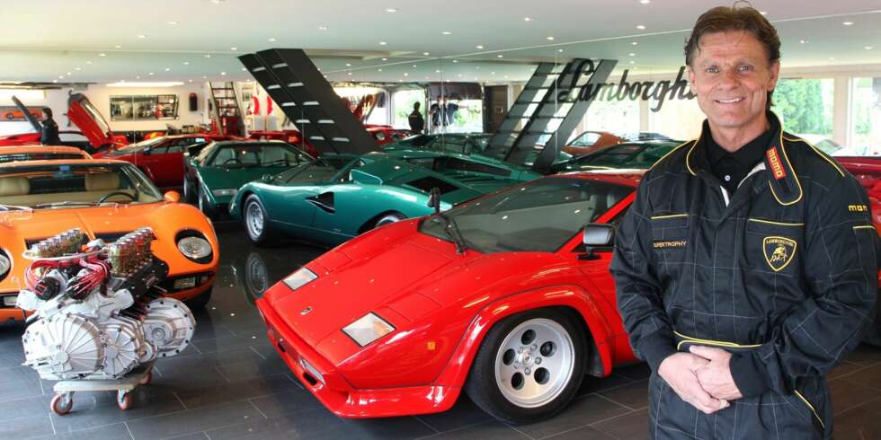 LAMBO-EMTUSIAST: Harald Skjøldt hadde i flere år kjøpt og restaurert sportslige biler da han på en USA-tur ble presentert for en Lamborghini Countach. Flymekanikeren tok helt av over designen og det mekaniske byggverket. Fra da av bare var Lamborghini som gjaldt. FOTO: Egil Nordlien, HM Foto LAMBO-EMTUSIAST: Harald Skjøldt hadde i flere år kjøpt og restaurert sportslige biler da han på en USA-tur ble presentert for en Lamborghini Countach. Flymekanikeren tok helt av over designen og det mekaniske byggverket. Fra da av bare var Lamborghini som gjaldt. FOTO: Egil Nordlien, HM Foto