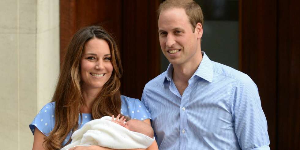TRENGER RO: Hertuginne Kate lader nå opp hos mamma og pappa etter alt oppstyret før og etter fødselen. Her med prins William og prins George utenfor sykehuset i forrige uke. TRENGER RO: Hertuginne Kate lader nå opp hos mamma og pappa etter alt oppstyret før og etter fødselen. Her med prins William og prins George utenfor sykehuset i forrige uke.