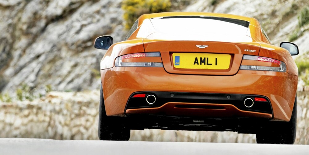 SPORTSLIG: Aston Martin ser ut til å ha hatt en aha-opplevelse da de utviklet Rapide-modellen, og gjennomgått litt av en revolusjon når det gjelder fjæringen. Bilene oppfører seg, styrer og kjører bedre enn noensinne. SPORTSLIG: Aston Martin ser ut til å ha hatt en aha-opplevelse da de utviklet Rapide-modellen, og gjennomgått litt av en revolusjon når det gjelder fjæringen. Bilene oppfører seg, styrer og kjører bedre enn noensinne.