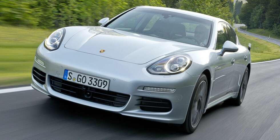EL RASK: Panamera S E-Hybrid klarer å komme opp i 135 km/t bare på batterier. FOTO: Porsche EL RASK: Panamera S E-Hybrid klarer å komme opp i 135 km/t bare på batterier. FOTO: Porsche