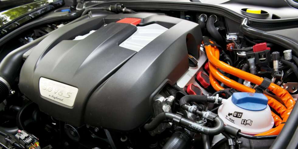 MYE KREFTER: Batteriene gir 96 hk av hybridens 416 hester. FOTO: Porsche MYE KREFTER: Batteriene gir 96 hk av hybridens 416 hester. FOTO: Porsche