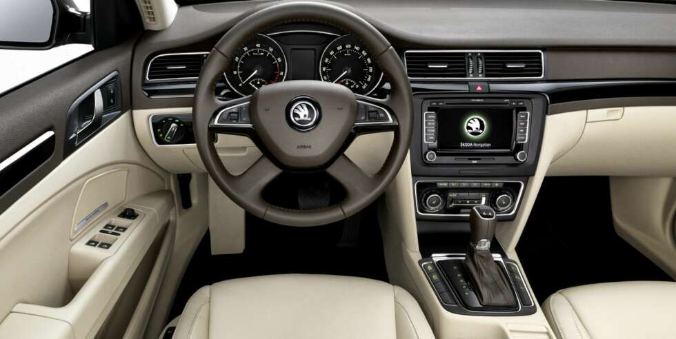 NYTT: Førermiljøet i nye Superb. FOTO: Skoda NYTT: Førermiljøet i nye Superb. FOTO: Skoda