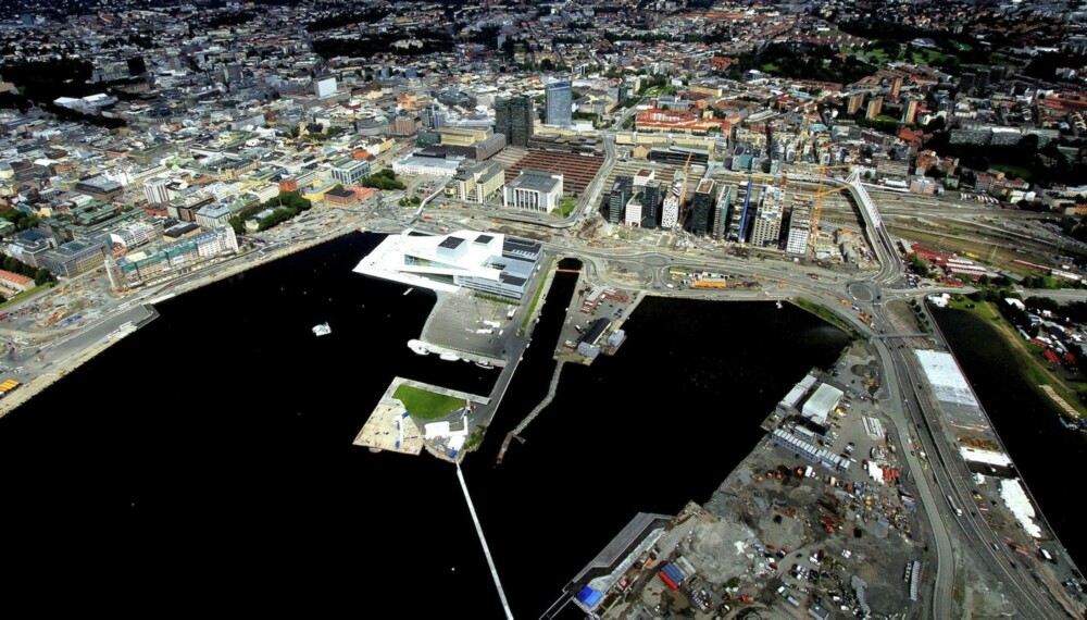 MESSE : Til helga er det duket for båtmessa «Båter i sjøen», Nord-Europas største flytende båtmesse. Den holder åpent 5.- 8. september på Sukkerbiten i Bjørvika ved Operaen. I år med ca 330 båter på sjøen og ca. 70 stands på land. MESSE : Til helga er det duket for båtmessa «Båter i sjøen», Nord-Europas største flytende båtmesse. Den holder åpent 5.- 8. september på Sukkerbiten i Bjørvika ved Operaen. I år med ca 330 båter på sjøen og ca. 70 stands på land.