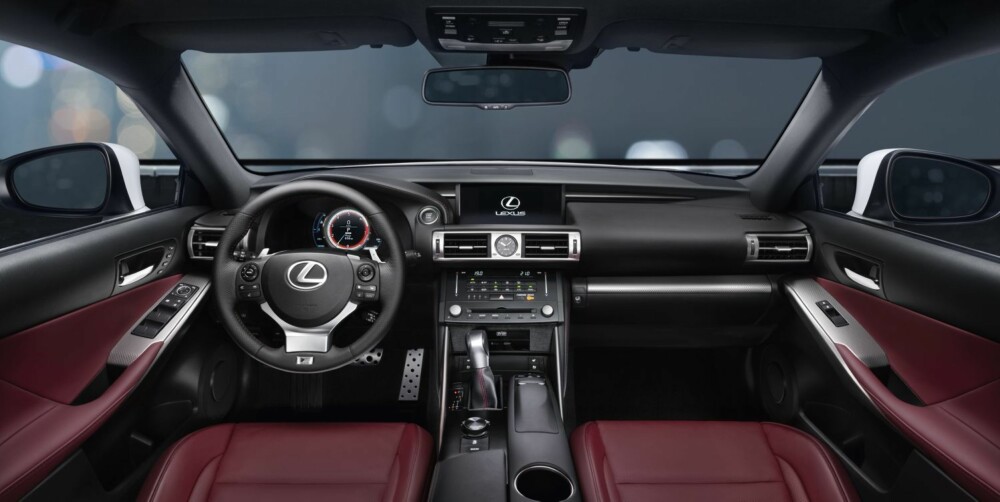 FREMSTÅR SOLID: Skal Lexus kunne utfordre de beste tyske, så er det viktig at førermiljøet er på stell. Og det kan vi bekrefte at det er. Både hva kvalitetsfølelse, brukervennlighet og ergonomi angår. FREMSTÅR SOLID: Skal Lexus kunne utfordre de beste tyske, så er det viktig at førermiljøet er på stell. Og det kan vi bekrefte at det er. Både hva kvalitetsfølelse, brukervennlighet og ergonomi angår.