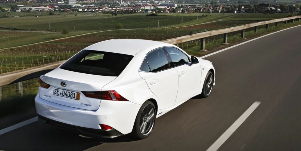 BARSK: Nye Lexus IS 300h ser like barsk ut i hekken som i fronten, og får etter undertegnedes mening A4, C-klasse og 3-serie til å se litt kjedelig ut. BARSK: Nye Lexus IS 300h ser like barsk ut i hekken som i fronten, og får etter undertegnedes mening A4, C-klasse og 3-serie til å se litt kjedelig ut.