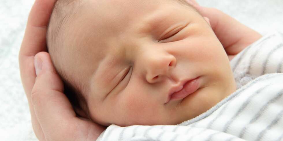 TÅLMODIGHET ER VIKTIG: Det tar tid å endre på den rytmen mellom søvn og våkenhet som barnet har hatt i mammas mage. Her er råd for hva du kan gjøre for å hjelpe babyen til god nattesøvn. TÅLMODIGHET ER VIKTIG: Det tar tid å endre på den rytmen mellom søvn og våkenhet som barnet har hatt i mammas mage. Her er råd for hva du kan gjøre for å hjelpe babyen til god nattesøvn.