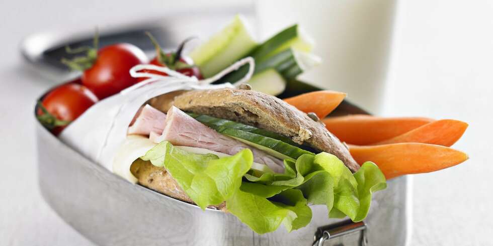 TRADISJONELT: En tradisjonell matpakke med brødmat kan være både sunn og fristende. Her er flere enkle tips som kan piffe opp nisten. TRADISJONELT: En tradisjonell matpakke med brødmat kan være både sunn og fristende. Her er flere enkle tips som kan piffe opp nisten.