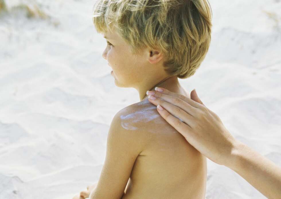 SOMMER OG SOL: Mange solkremer inneholder uheldige stoffer. Produktene som kommer aller best ut i testene til Grønn Hverdag er litt tjukkere å smøre på, men det er det kanskje verdt når vi vet at D5 er en miljøgift? SOMMER OG SOL: Mange solkremer inneholder uheldige stoffer. Produktene som kommer aller best ut i testene til Grønn Hverdag er litt tjukkere å smøre på, men det er det kanskje verdt når vi vet at D5 er en miljøgift?