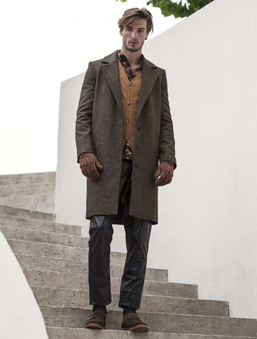 Frakk fra Cos, kr 1900,-. Cardigan fra Peak Performance, kr 1000,-. Skjorte fra H&M, kr 249,-. Skinnbukser fra Mardou&Dean, kr 4000,-. Sko fra Sanders, kr 3490,-. Vanter fra Gant, kr 395,-. Frakk fra Cos, kr 1900,-. Cardigan fra Peak Performance, kr 1000,-. Skjorte fra H&M, kr 249,-. Skinnbukser fra Mardou&Dean, kr 4000,-. Sko fra Sanders, kr 3490,-. Vanter fra Gant, kr 395,-.