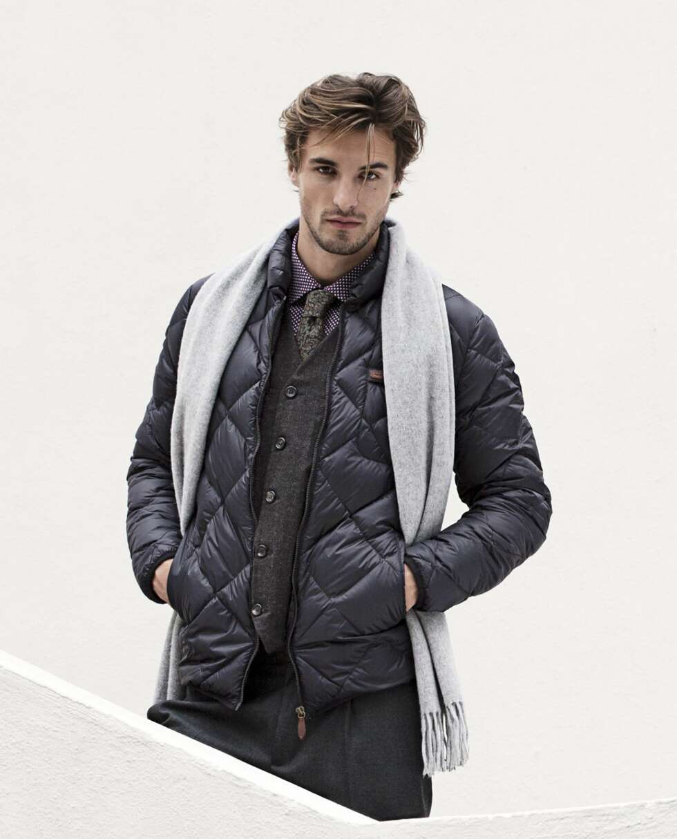 Boblejakke fra Peak Performance, kr 2000,-. Vest fra Replay, kr 1799,-. Skjorte fra Sand, kr 899,-. Dressbukse fra H&M, kr 299,-. Slips fra Whyred, kr 500,-. Skjerf fra Filippa K, kr 800,-. Boblejakke fra Peak Performance, kr 2000,-. Vest fra Replay, kr 1799,-. Skjorte fra Sand, kr 899,-. Dressbukse fra H&M, kr 299,-. Slips fra Whyred, kr 500,-. Skjerf fra Filippa K, kr 800,-.