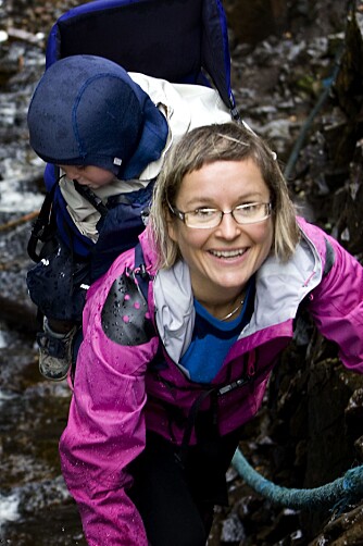 HUMOR: Mamma Gudruns strategier handler om å ta med seg barna mye ut, ta seg en løpetur alene og se humoren i det barna foretar seg. HUMOR: Mamma Gudruns strategier handler om å ta med seg barna mye ut, ta seg en løpetur alene og se humoren i det barna foretar seg.