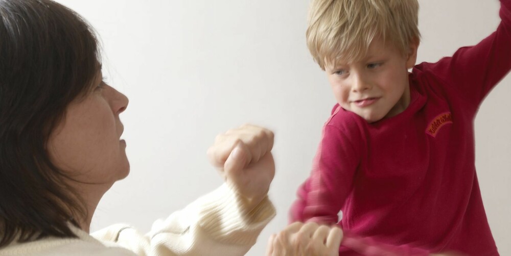 VÆR KONSEKVENT: Forklar barnet at det må snakke med ordentlig stemme hvis det vil si deg noe. VÆR KONSEKVENT: Forklar barnet at det må snakke med ordentlig stemme hvis det vil si deg noe.