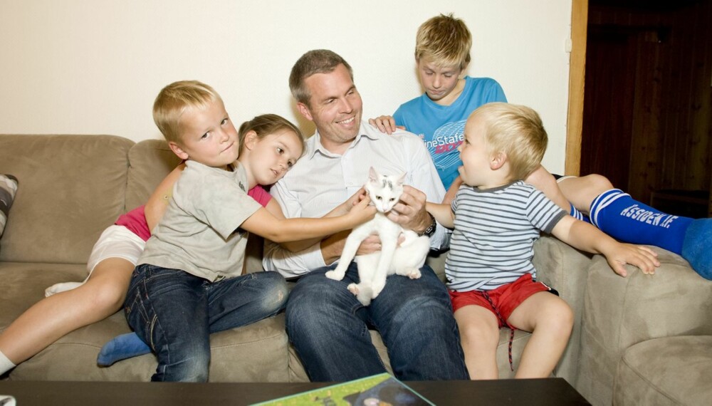 HARMONI: Pappa Per Kristian Skalstad og barna Einar, Ragnhild, Erlend og Terje koser seg med Snøfnugg. HARMONI: Pappa Per Kristian Skalstad og barna Einar, Ragnhild, Erlend og Terje koser seg med Snøfnugg.