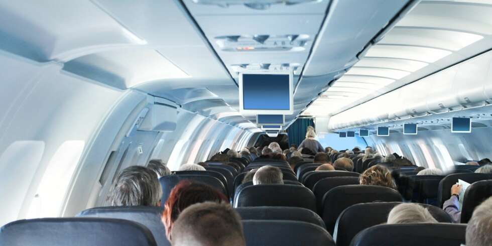 FLY MED BABY I MAGEN: Sørg for å sjekke med det aktuelle flyselskapet og passe på at du har legeerklæring dersom du skal ut å fly sent i svangerskapet. FLY MED BABY I MAGEN: Sørg for å sjekke med det aktuelle flyselskapet og passe på at du har legeerklæring dersom du skal ut å fly sent i svangerskapet.