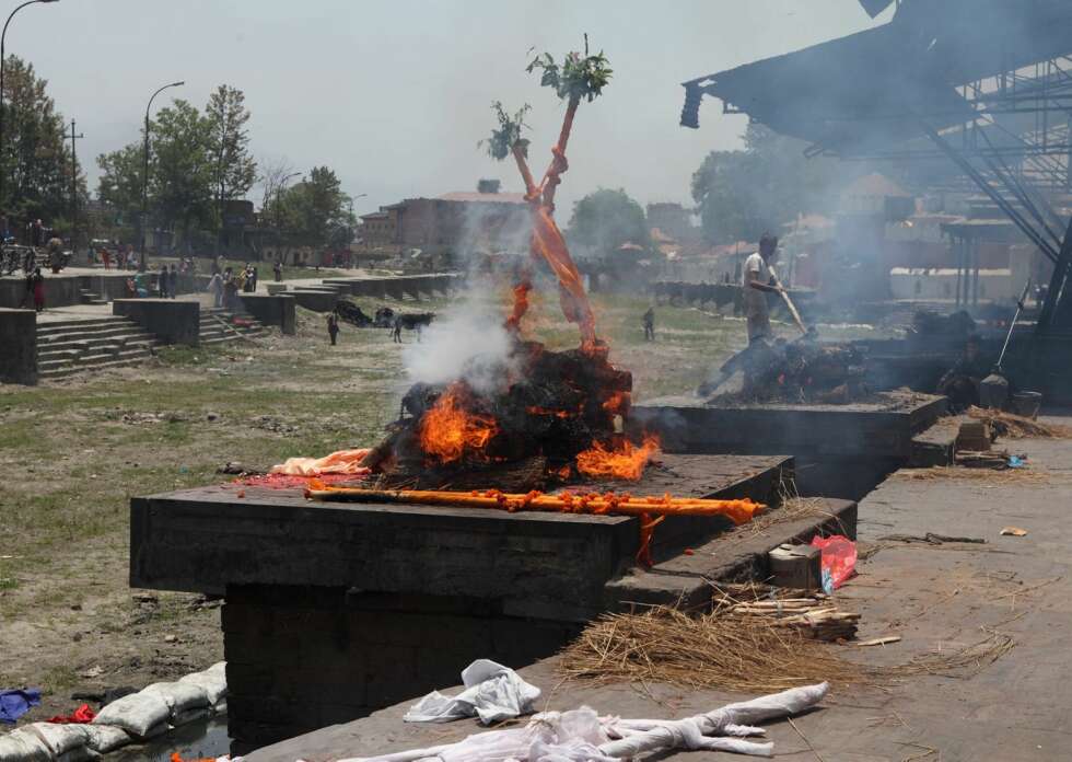 Her ved Pashupatinath-tempelet som ligger ved bredden av den hellige elven Bagmati, kremerer hinduene sine døde. Asken og kullrester kostes ut i elven. Her ved Pashupatinath-tempelet som ligger ved bredden av den hellige elven Bagmati, kremerer hinduene sine døde. Asken og kullrester kostes ut i elven.