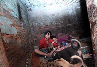 Det lukter stramt, og eimen av lim kan fornemmes i det lille krypinnet i veggen på Pashupatinath. Her bor Rabin (16) og Manish (14) i lag med fire hundevalper. Khari, Tata, Tiger og Kanchha. Det lukter stramt, og eimen av lim kan fornemmes i det lille krypinnet i veggen på Pashupatinath. Her bor Rabin (16) og Manish (14) i lag med fire hundevalper. Khari, Tata, Tiger og Kanchha.