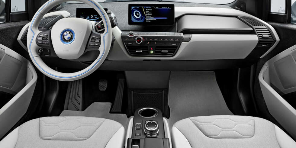 NOE KJENT: Bortsett fra enkelte kjente detaljer, har BMW i3 et svært annerledes førermiljø enn andre BMW-er. FOTO: BMW NOE KJENT: Bortsett fra enkelte kjente detaljer, har BMW i3 et svært annerledes førermiljø enn andre BMW-er. FOTO: BMW