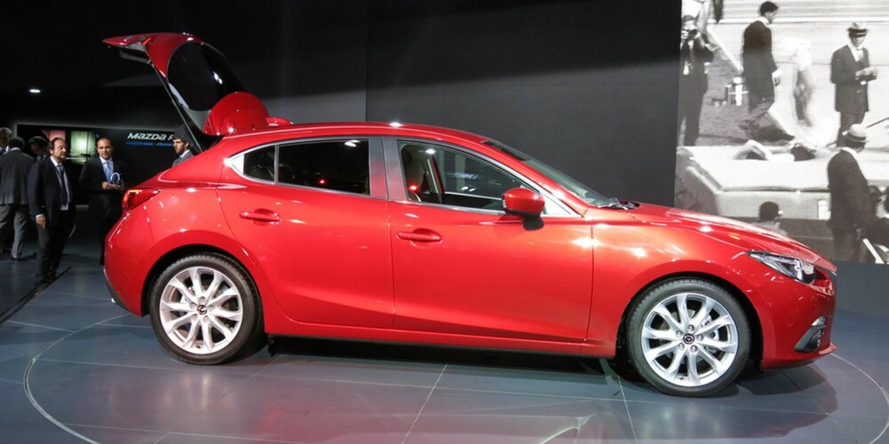 KOMMER I HØST: Mazda 3 vil koste fra 215 300 kroner. FOTO: Martin Jansen KOMMER I HØST: Mazda 3 vil koste fra 215 300 kroner. FOTO: Martin Jansen