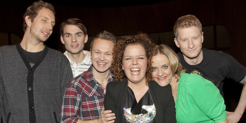 UTE: Henriette er ikke lenger med i "Torsdag kveld fra Nydalen". Her med Morten Ramm (f.v.), Henrik Thodesen, John Brungot, Else Kåss Furuseth og Odd-Magnus Williamson. (Foto: Morten Bendiksen) UTE: Henriette er ikke lenger med i "Torsdag kveld fra Nydalen". Her med Morten Ramm (f.v.), Henrik Thodesen, John Brungot, Else Kåss Furuseth og Odd-Magnus Williamson. (Foto: Morten Bendiksen)