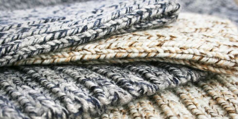 ULL: Ull holder godt på varmen, selv om den lille blir våt. Hver fiber i ulla har små luftlommer som isolerer og fanger luft. Defor holder ulla kroppen varm når det er kaldt, og kald når det er varmt. ULL: Ull holder godt på varmen, selv om den lille blir våt. Hver fiber i ulla har små luftlommer som isolerer og fanger luft. Defor holder ulla kroppen varm når det er kaldt, og kald når det er varmt.