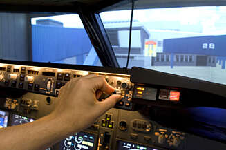 AUTOPILOT: Panelet rett under vinduet er autopiloten. Her stiller jeg inn zoom-en på radaren som autopiloten flyr etter. AUTOPILOT: Panelet rett under vinduet er autopiloten. Her stiller jeg inn zoom-en på radaren som autopiloten flyr etter.
