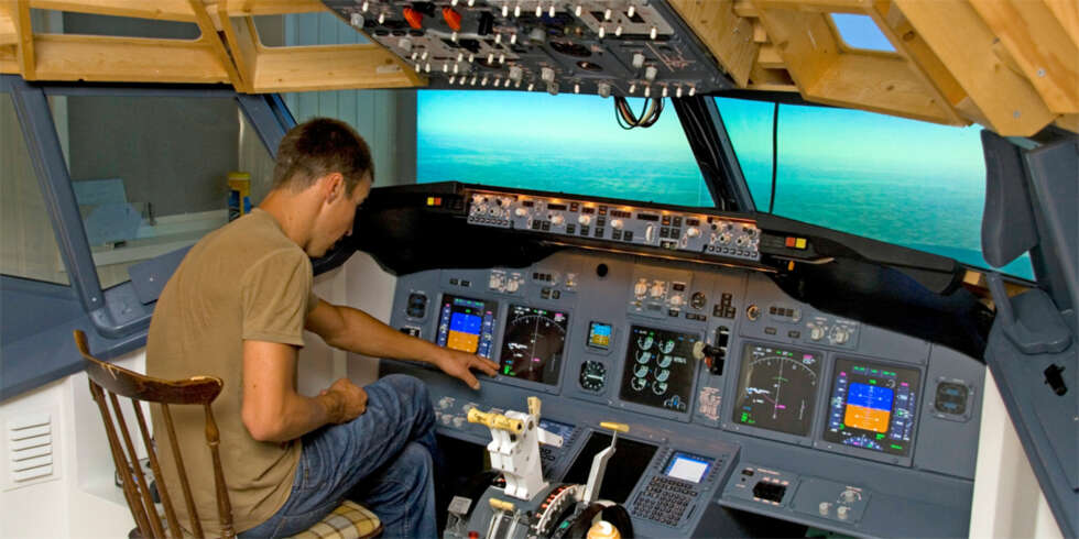 FØLGER NØYE MED: Her inspiserer Ivar den planlagte ruten som autopiloten skal følge. Alt ser ut til å stemme. FØLGER NØYE MED: Her inspiserer Ivar den planlagte ruten som autopiloten skal følge. Alt ser ut til å stemme.