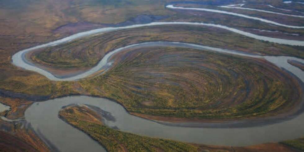 Kolyma flyter kronglete gjennom det ubebodde Sibir. Flere steder langs elven ligger fossiler etter fordums dyr begravd under permafrosten. Kolyma flyter kronglete gjennom det ubebodde Sibir. Flere steder langs elven ligger fossiler etter fordums dyr begravd under permafrosten.