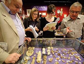 Det er et stort sprang fra råvarene slik de blir levert på elvebredden i villmarken til de er danderte smykker og pyntegjenstander på utstilling i storbyenes butikker. Det er et stort sprang fra råvarene slik de blir levert på elvebredden i villmarken til de er danderte smykker og pyntegjenstander på utstilling i storbyenes butikker.