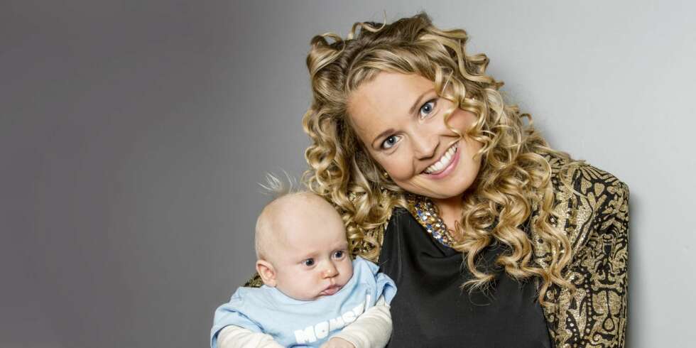 Med overalt: Mens Helene Bøksle gir alt på scenen, sitter lille Emil backstage og venter på at mamma skal bli ferdig. Med overalt: Mens Helene Bøksle gir alt på scenen, sitter lille Emil backstage og venter på at mamma skal bli ferdig.