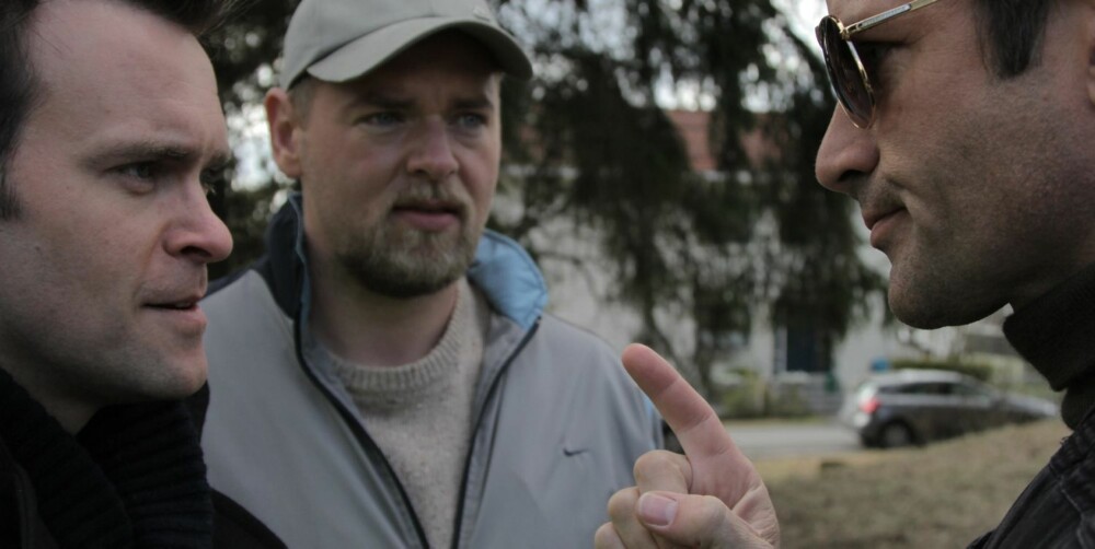 "SIDE OM SIDE": Tore i samspill med Vidar Magnussen (t.v.) og Jon Almaas. (Foto: NRK) "SIDE OM SIDE": Tore i samspill med Vidar Magnussen (t.v.) og Jon Almaas. (Foto: NRK)