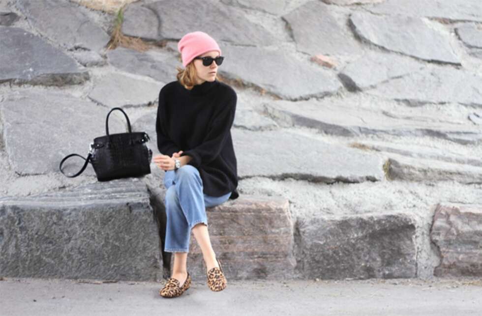 INSPIRASJON: Moteblogger Sara Strand er ofte å se iført luen fra FWSS. Selv styler hun den både opp og ned, her med en enkel jeans og en høyhalset, svart genser. INSPIRASJON: Moteblogger Sara Strand er ofte å se iført luen fra FWSS. Selv styler hun den både opp og ned, her med en enkel jeans og en høyhalset, svart genser.