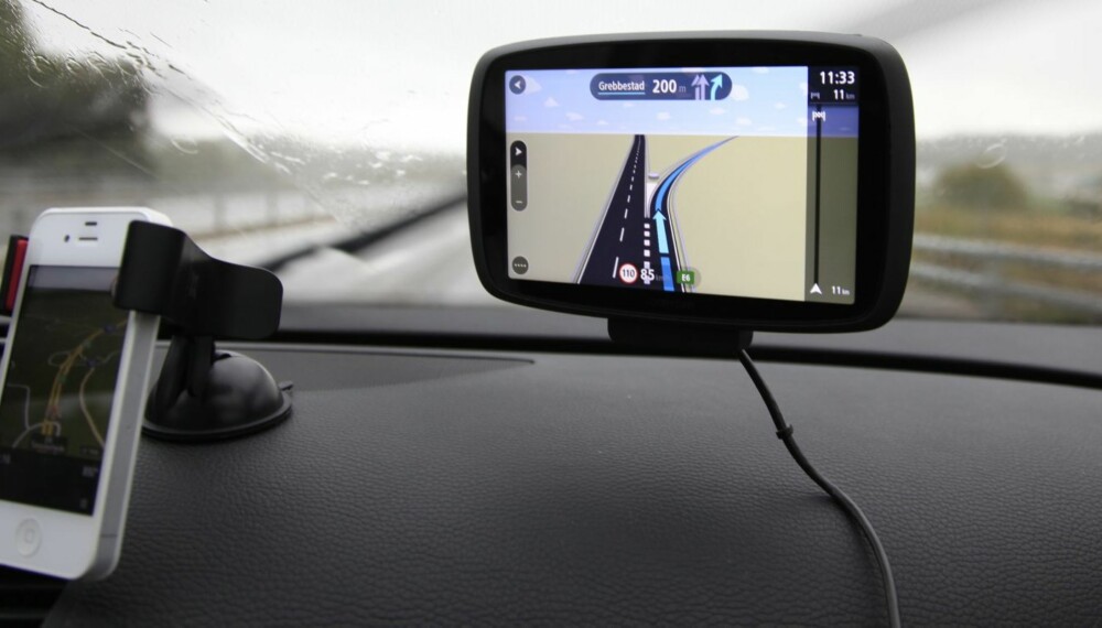 STOR: Bare skjermstørrelsen er med å på gjøre den så pass lettlest at informasjonsbehovet ditt er dekket etter noen korte blikk på skjermen. Her på dashbordet i en 2007 VW Passat (iPhone med for å vise størrelsen). FOTO: Terje Haugen STOR: Bare skjermstørrelsen er med å på gjøre den så pass lettlest at informasjonsbehovet ditt er dekket etter noen korte blikk på skjermen. Her på dashbordet i en 2007 VW Passat (iPhone med for å vise størrelsen). FOTO: Terje Haugen
