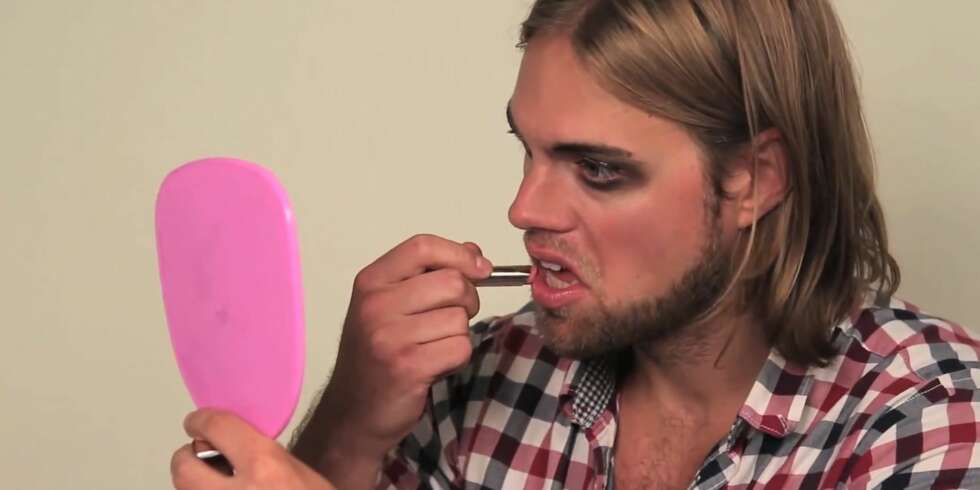 SMINKE TIL GUTTA: Denne videoen, av tre gutter som forsøker å kopiere sminkelooken til skjønnhetsguru Michelle Phan, er sett mer enn 850 000 ganger på YouTube. Hovedgrunnen er nok dens sjarm. Men visste du at filmen, til en viss grad, speiler virkeligheten også? SMINKE TIL GUTTA: Denne videoen, av tre gutter som forsøker å kopiere sminkelooken til skjønnhetsguru Michelle Phan, er sett mer enn 850 000 ganger på YouTube. Hovedgrunnen er nok dens sjarm. Men visste du at filmen, til en viss grad, speiler virkeligheten også?