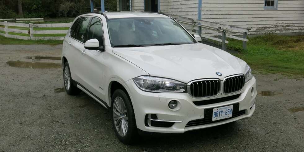 BENSIN: Vi prøvekjørte også V8-eren X5 xDrive 50i, som byr på meget morsomme kjøreopplevelser. Men i Norge vil den koste over 1,5 millioner, og selv om forbruket er forbedret er den tørst nok. FOTO: Martin Jansen BENSIN: Vi prøvekjørte også V8-eren X5 xDrive 50i, som byr på meget morsomme kjøreopplevelser. Men i Norge vil den koste over 1,5 millioner, og selv om forbruket er forbedret er den tørst nok. FOTO: Martin Jansen