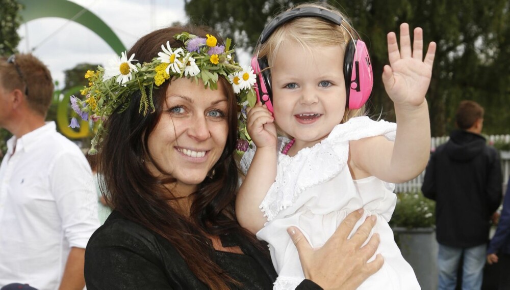 Nilia (2) har nå blitt storesøster. Her på armen til mamma, Maria, under Allsang på grensen i sommer. Nilia (2) har nå blitt storesøster. Her på armen til mamma, Maria, under Allsang på grensen i sommer.