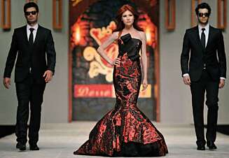Russiske Anna Chapman ble stjerne etter at hun ble avslørt som modell. Her på catwalken i Tyrkia sammen med to menn som poserer som hemmelige agenter under et moteshow. Russiske Anna Chapman ble stjerne etter at hun ble avslørt som modell. Her på catwalken i Tyrkia sammen med to menn som poserer som hemmelige agenter under et moteshow.