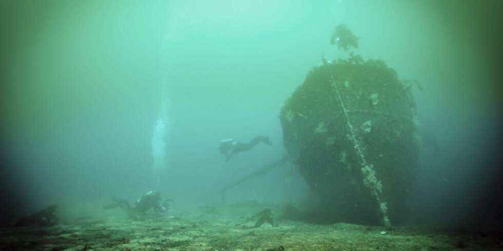 VRAK: Omgitt av stillheten, det grønne dypet og tre nysgjerrige dykkere, ligger den 104 år gamle M/S Øygar fredelig på havbunnen ¿ 22 meter under havoverflaten. VRAK: Omgitt av stillheten, det grønne dypet og tre nysgjerrige dykkere, ligger den 104 år gamle M/S Øygar fredelig på havbunnen ¿ 22 meter under havoverflaten.
